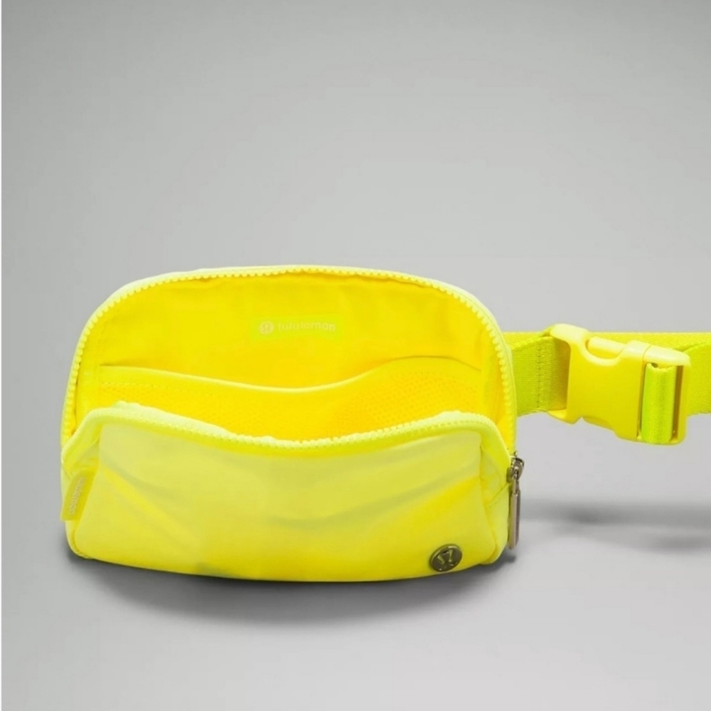 Lululemon Everywhere Belt Bag - Picture 2 of 11